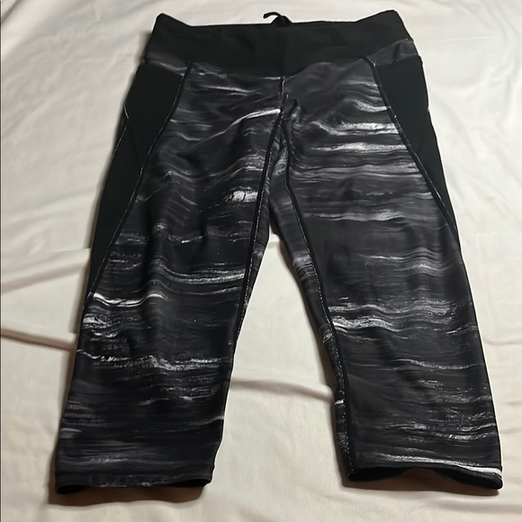 Lucy Athletic Capris - Picture 1 of 9